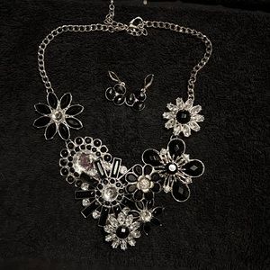 Excellent Condition Vera Wang Necklace & Earrings Set